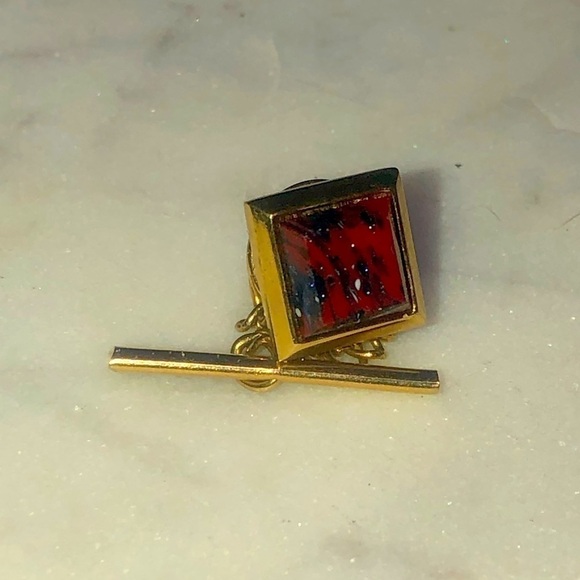 VTG Red Jasper Stone Tie Tack Tie Pin Gold Tone Approx 10mm x 10mm - Picture 2 of 7